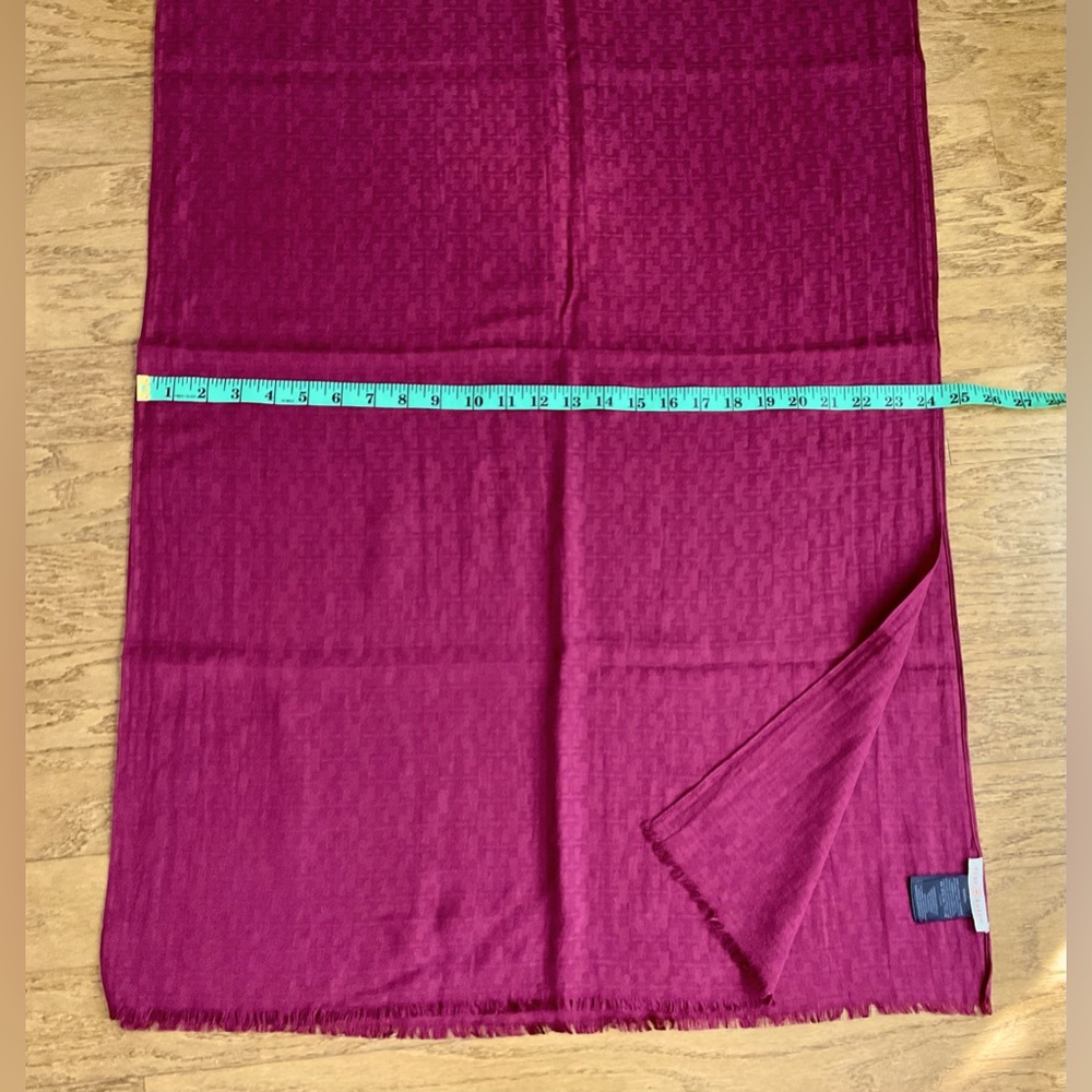 TORY BURCH Burgundy Scarf This short, fringed accessory - Picture 5 of 7